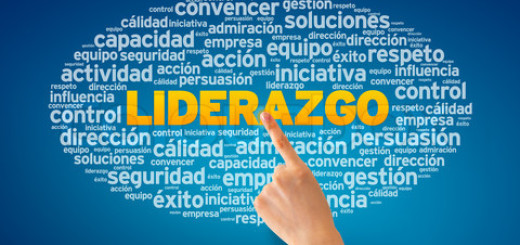 Hand pointing at a Liderazgo word cloud on blue background.